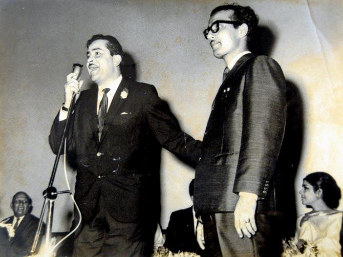 Raj Kapoor with Felix Rodrigues, director and manager of Apsara, at the 1964 premiere of Sangam, the theatre’s first film. Pic Courtesy/Vanita Rodrigues