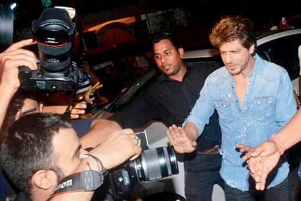 Shah Rukh Khan wades through photographers to enter Bandra restaurant