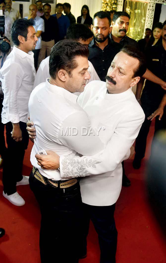 Salman Khan with Baba Siddiqui at the party. Pic/Pradeep Dhivar