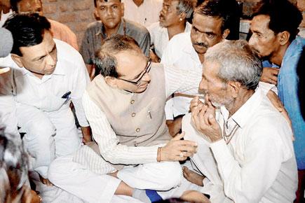 Mandsaur Violence: MP CM Shivraj Singh Chouhan gives Rs 1-cr aid to slain farmers' kin