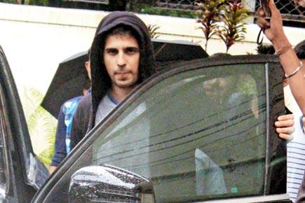 Sidharth Malhotra shows out tongue to shutterbugs