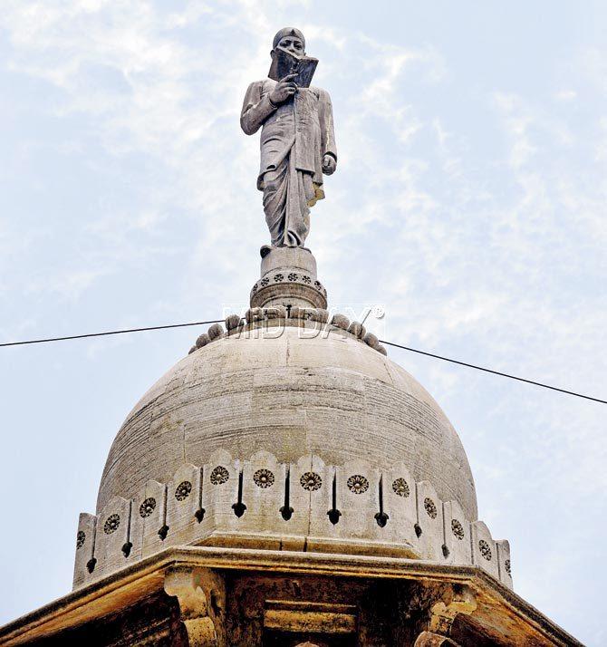 Dharamsee, son of Ruttonsee Mulji faces southward, towards Town Hall (the White Town i.e. the European quarter). Interestingly, sculptures with British/European figures like Flora Fountain face northwards, i.e. the Native Town