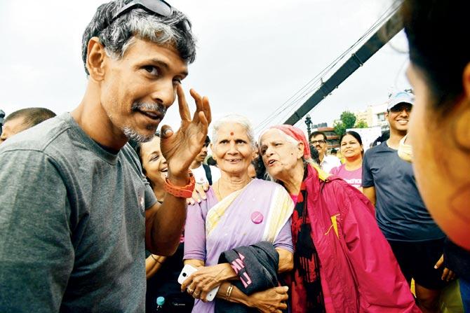 Milind Soman with mother Usha at the closing ceremony of The Great India Run in 2016. Usha had briefly joined Milind during the last leg of the marathon