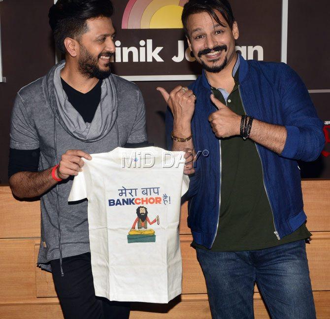 Actor Ritiesh Deskmukh and Vivek Oberio are excited by the gift for Rahyl from Y-Films while they at the mid-day office in Bandra to promote their upcoming movie 