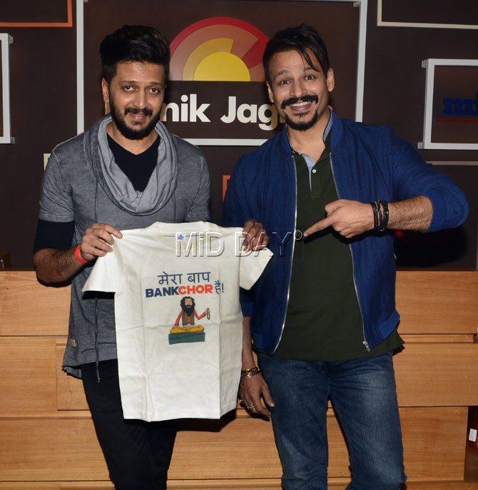 Actor Ritiesh Deskmukh and Vivek Oberio are excited by the gift for Rahyl from Y-Films while they at the mid-day office in Bandra to promote their upcoming movie 