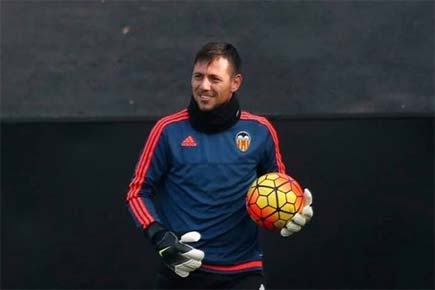 Valencia goalkeeper Diego Alves denies move to football club AS Roma
