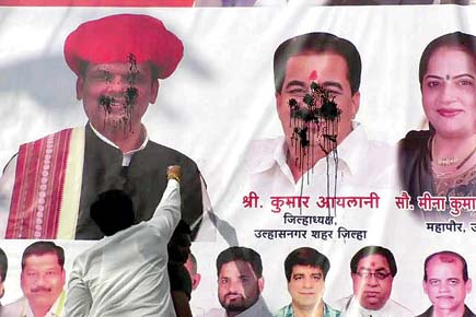 Yuva Sena supporters blacken Devendra Fadnavis' 'face'