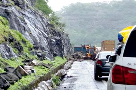 Rain wreaks havoc on Mumbai-Pune Expressway