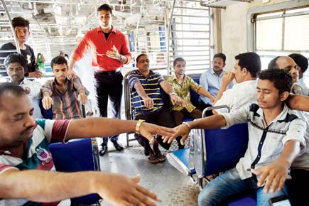 Mentalist helps commuters of an entire Mumbai local train compartment de-stress
