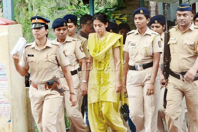 Indrani Mukerjea being escorted to JJ Hospital for a medical check-up. Pic/Sayyed Sameer Abedi