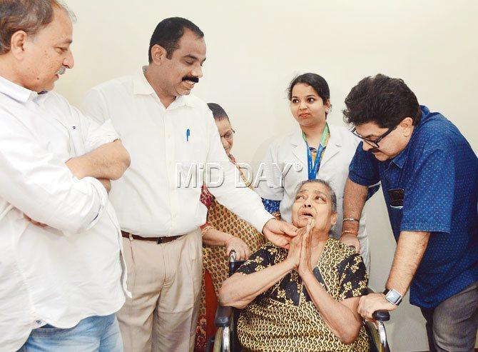 After being discharged on Thursday, Geeta Kapoor, seen with Ashoke Pandit, was shifted to Jivan Asha old age home at Andheri. Pic/Satej Shinde