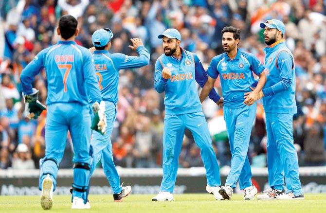 India skipper Virat Kohli celebrates the wicket of Sri Lanka’s Kusal Mendis with teammates at The Oval on Thursday. Pic/AP,PTI