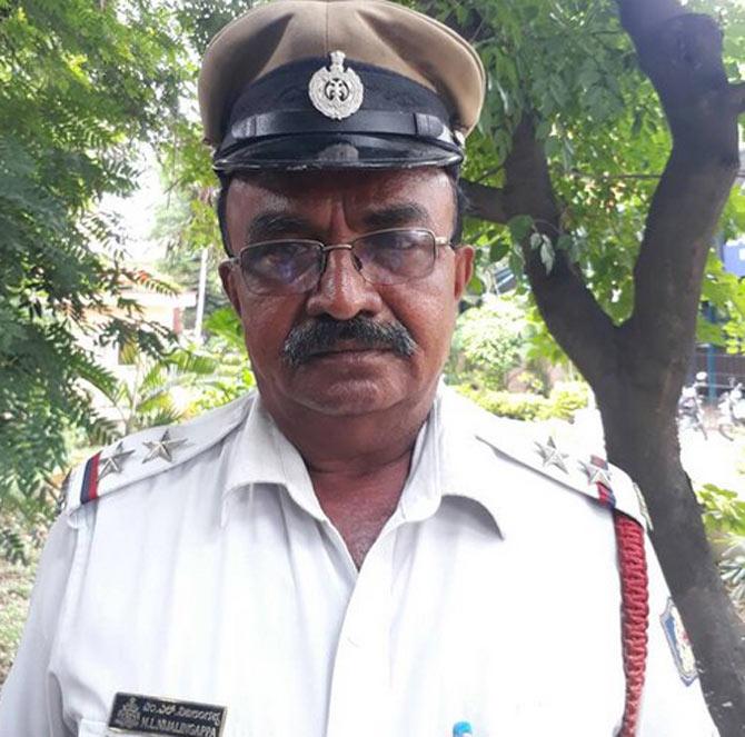 Traffic police sub-inspector ML Nijalingappa. Pic/Twitter