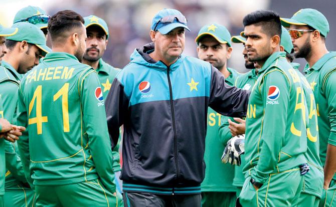 Pakistan coach Mickey Arthur (centre) chats with his players after their defeat to India at Birmingham on Sunday. Pic/Getty Images
