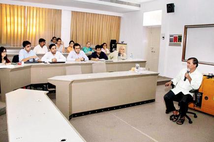 Paanwalla turns teacher, offers marketing tips to management students