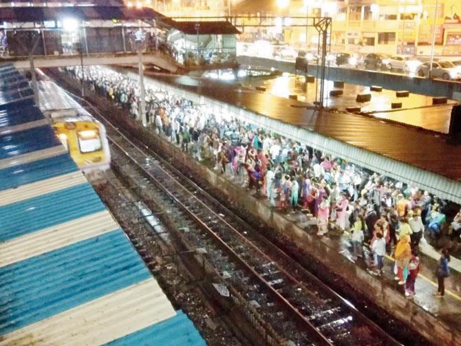 Cancellations and delays in services left huge crowds waiting at Andheri railway station