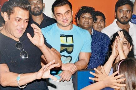Salman Khan teaches a little girl his signature step from 'Tubelight' song