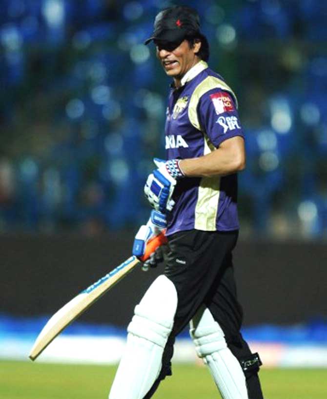 Bollywood actor and co-owner of the Kolkata Knight Riders, Shah Rukh Khan, walks in for batting during a friendly match between support and administrative staffs of Royal Challengers Bangalore and Kolkata Knight Riders cricket teams at The M.Chinnaswamy Stadium in Bangalore on May 14, 2011. Pic/AFP