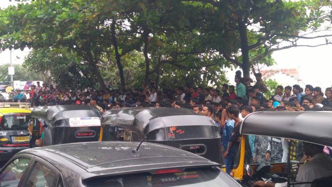 A huge crowd of Shah Rukh Khan fans congregated outside Mannat to wish Shah Rukh Khan on Eid