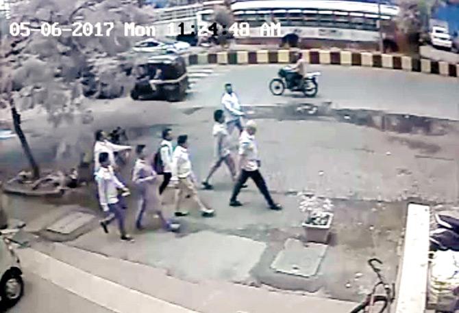 Mumbai Crime: Thieves shove man, steal his phone and run away
