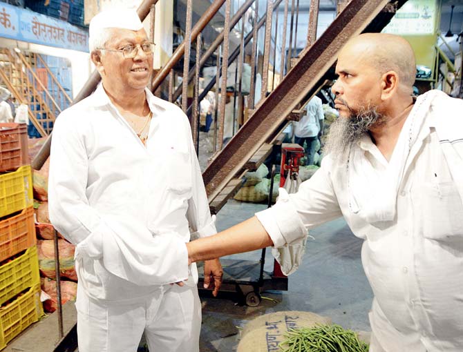 Dasrate Bikaji Sethe, a wholesaler, confirms a deal with a customer at APMC this morning. Pic/Sneha Kharabe
