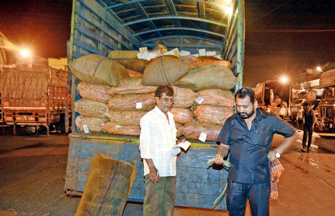 Ramdas Kumbhalkar (right), a wholesaler at APMC