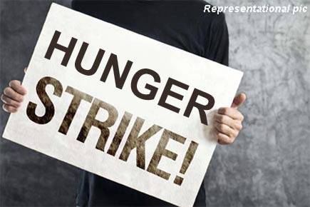 Satara medical students go on hunger strike