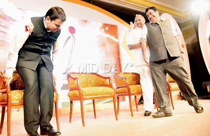 Sharing the stage at a book launch brought together Chief Minister Devendra Fadnavis and Union minister Nitin Gadkari with NCP chief Sharad Pawar on Friday evening. Could this bonhomie extend towards the mayor’s seat as well? Pic/Sameer Markande