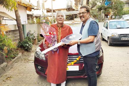 Singer Hariharan gifts fancy wheels to his guru on birthday