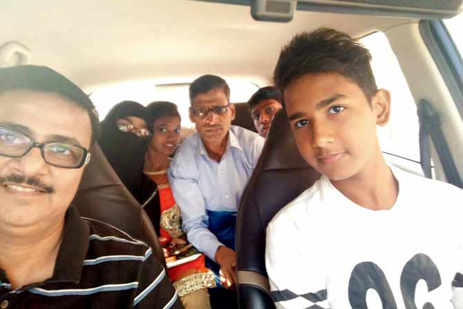 A motorist helps ferry a group of SSC students and their parents
