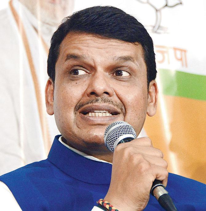 Maharashtra CM asks government staff to lead healthy life
