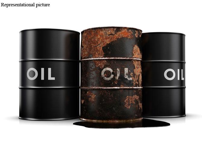 Oil goes below $50 a barrel as US stocks build