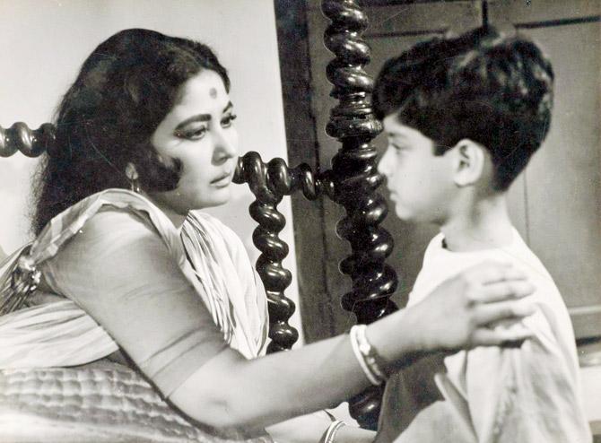 A lobby card still featuring Meena Kumari and Sachin, from the Hindi film, Majhli Didi (1967). COURTESY/Museum of Art & Photography (MAP, Bangalore)
