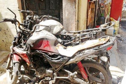 Mumbai Crime: Miscreants torch 6 bikes in Dahisar