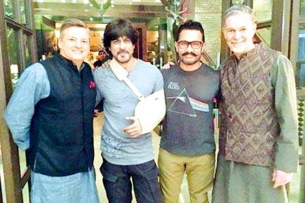 Aamir Khan catches up with Shah Rukh Khan at Mannat