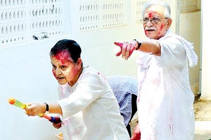 Veteran Bollywood actress Rakhee plays holi with husband Gulzar