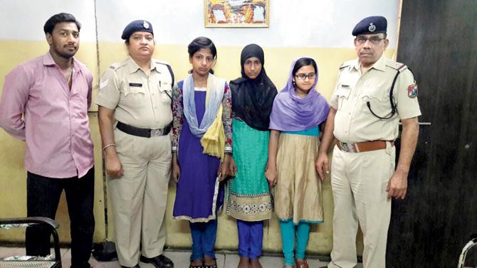 Almas, Ubrara and Rajiya Pasha with RPF officials from Kalyan, before they were handed over to their uncles.