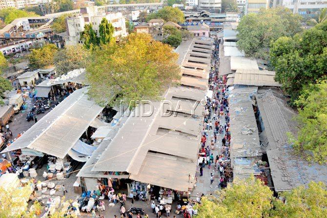 The sprawling Sainath Market in Malad faces the danger of a riot-like situation with ugly fights breaking out between licenced shopkeepers and hawkers almost every other day over space. Pics/Satej Shinde