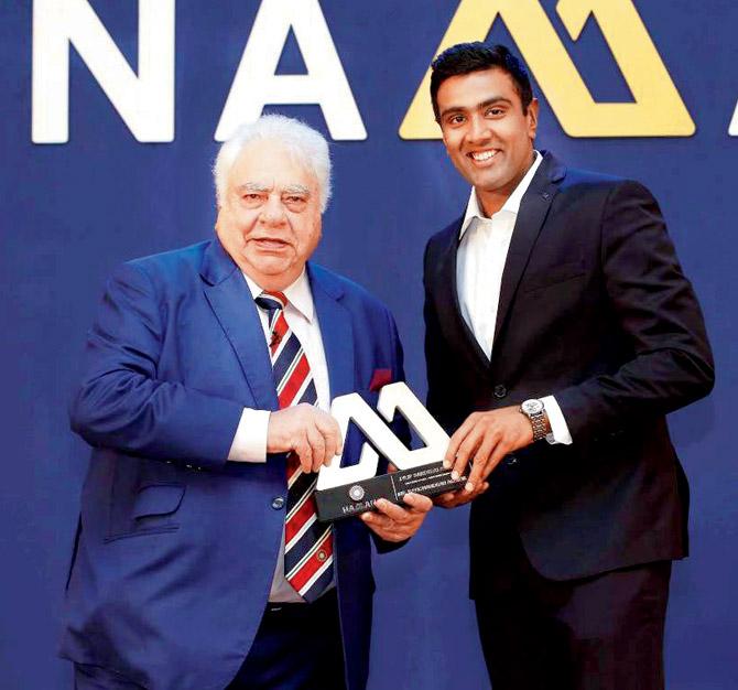 Former Test wicketkeeper Farokh Engineer presents the Dilip Sardesai award to India off-spinner R Ashwin at the BCCI Awards in Bangalore last week. Pic/BCCI