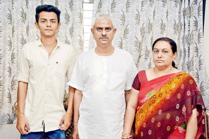 Mahavir Jhala flanked by son Kripal and wife Preeti at his Ghatkopar residence
