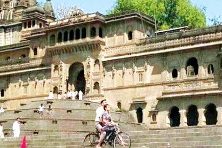Spotted: Akshay Kumar, Radhika Apte enjoy cycling on the sets of 'Pad Man'