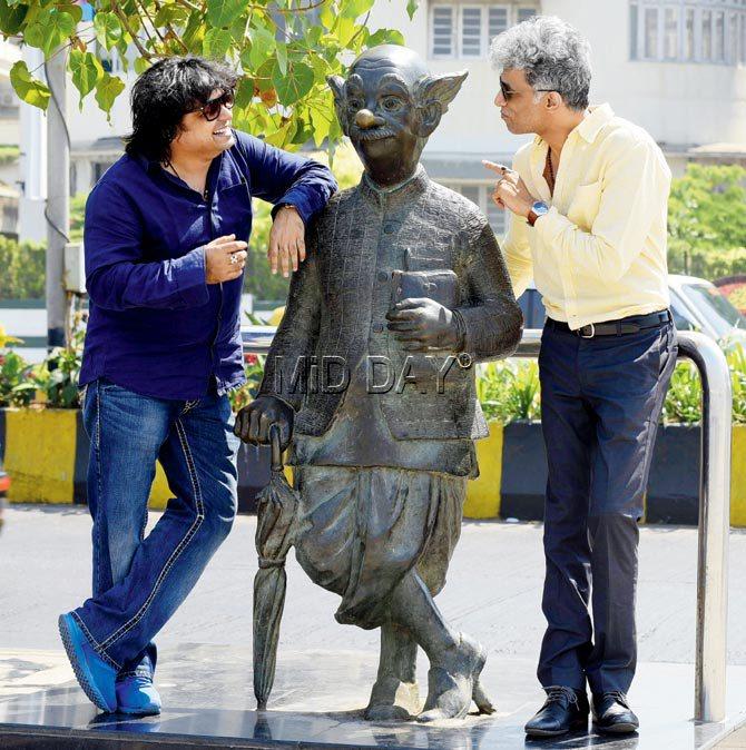 Niladri Kumar (left) and Makarand Deshpande share a light moment at the statue of RKâu00c2u0080u00c2u0088Laxman’s iconic common man at Worli Seaface. Pic/Shadab Khan