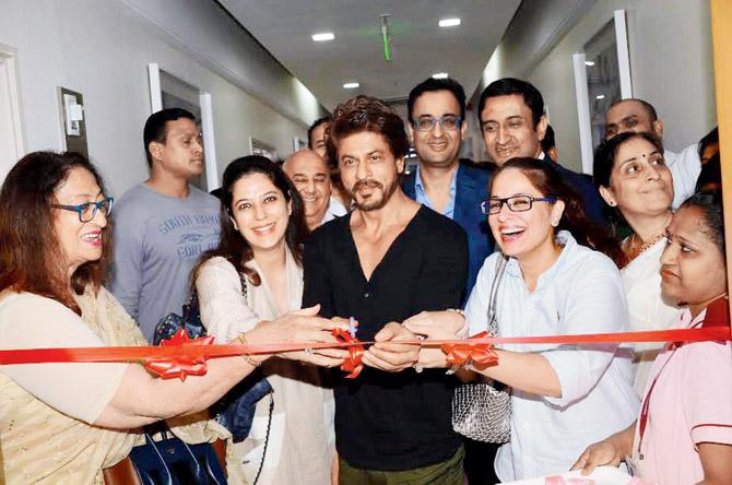 Shah Rukh Khan inaugurates the Bone Marrow Transplant Centre & Birthing Centre. Also seen are Nanavati hospital owners, Bulbul Soi (in beige sari), Taruna, Abhay, Aditya and Gauri Soi (in blue kurta)