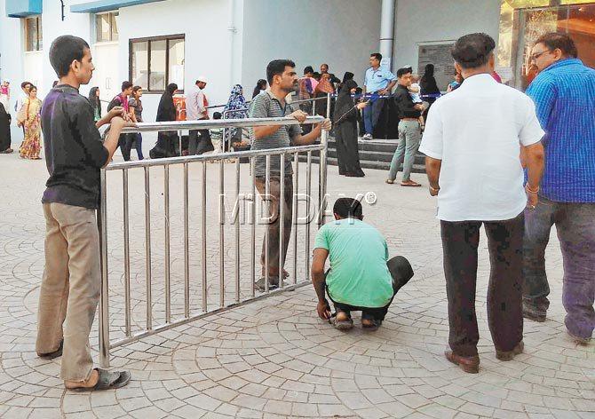 The stampede-like situation on Sunday forced the zoo authorities to beef up security at the premises. Pics/Suresh karkera