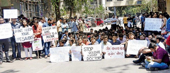Maharashtra medicos agitation escalates, pay cuts threatened