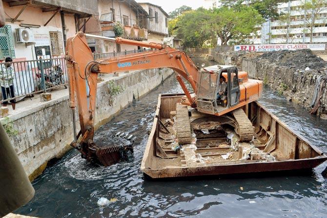 Desilting work of the city