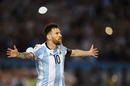 World Cup qualifers: Lionel Messi penalty helps Argentina beat Chile to qualify