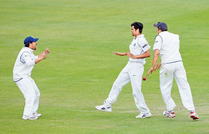 India pacer RP Singh (centre) celebrates the wicket of England’s Kevin Pietersen with Sachin Tendulkar and Anil Kumble (right) during Day Four of the second Test at Trent Bridge on July 30, 2007. Pics/Getty Images