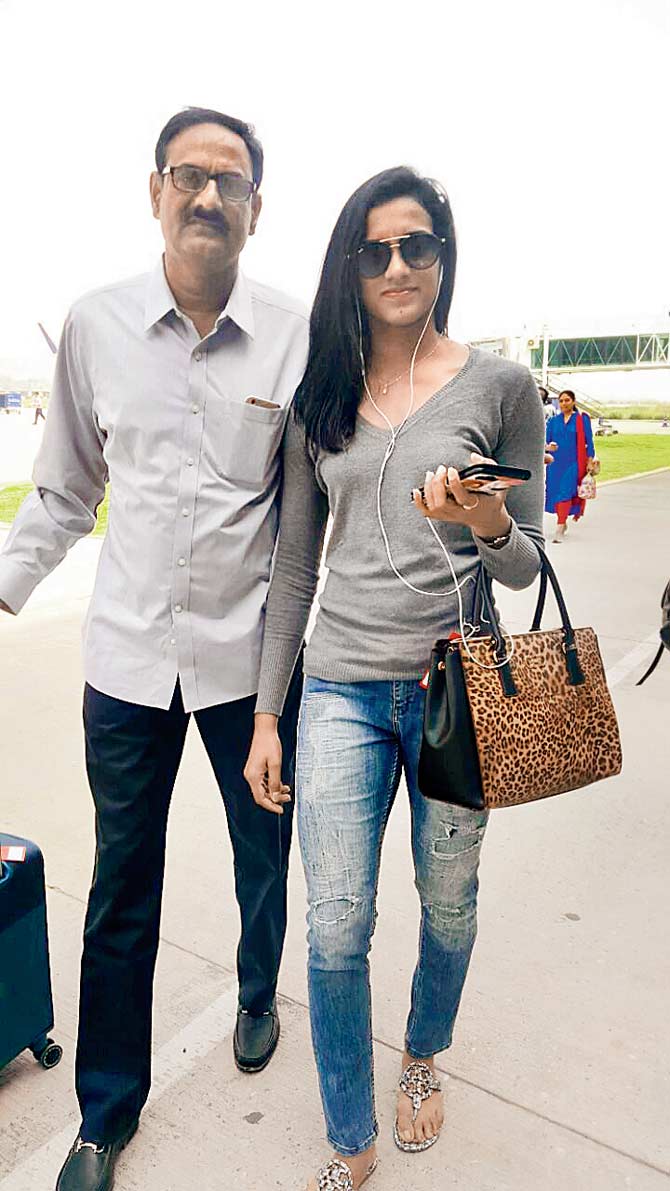 ndia shuttler PV Sindhu with her father at Chandigarh airport. Pic/Venkat Reddy 