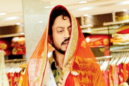 How good does Irrfan Khan look in a saree?